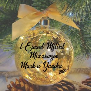 L-Ewwel Milied Miżżewġin … – Personalised with Names – 12cm Gold Glass Bauble